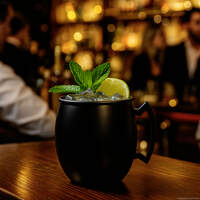 Rooftop schwarz-gold Becher "Moscow Mule" (1)